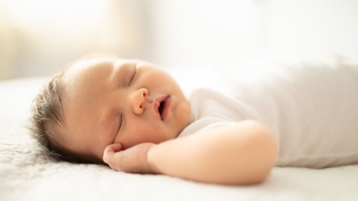 https://www.chicco.com.ar/dw/image/v2/BJJJ_PRD/on/demandware.static/-/Sites-Chicco-Argentina-Library/es_AR/dw67aff232/site/13-Consejos/Articulos/descanso/Respiro neonato_1440X810.jpg